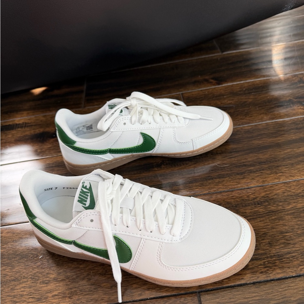 NWOT Nike Sneaker - Picture 3 of 10